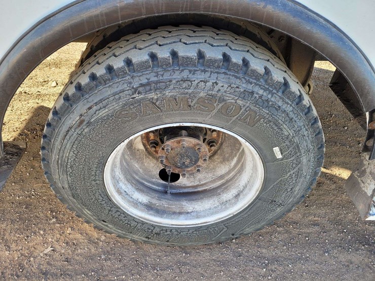 2014-freightliner-m2-106-image-17