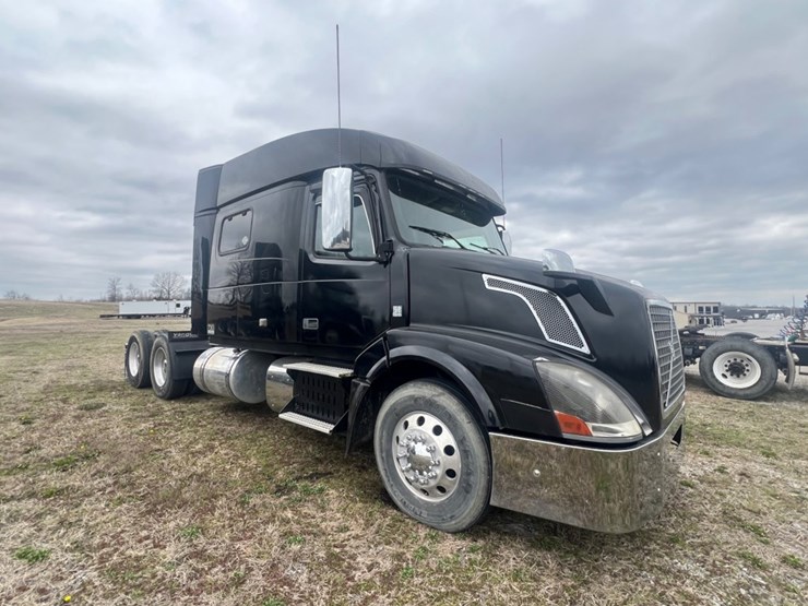 #31955-•-2012-volvo-vnl-tandem-axle-truck-tractor-image-2