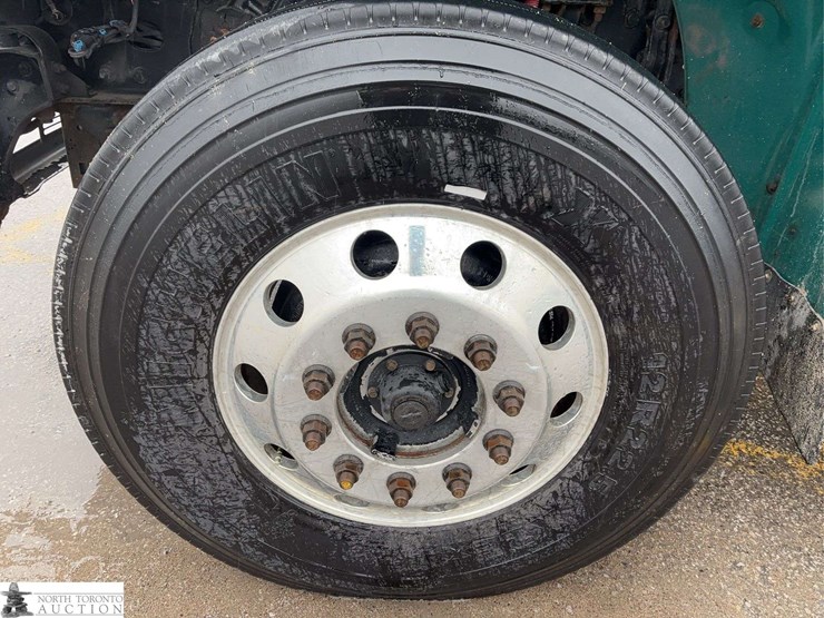 2011-freightliner-m2-106-image-35