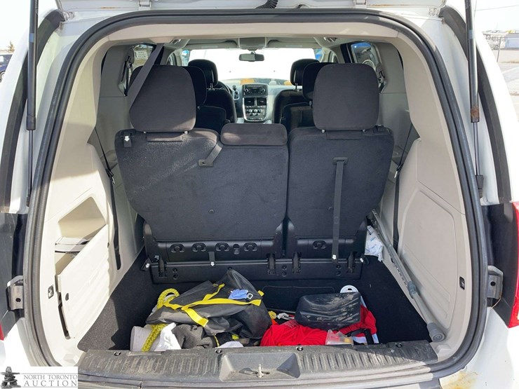 2014-dodge-grand-caravan-sxt-image-24