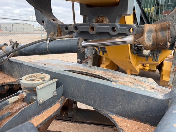 2005-deere-672d-image-11