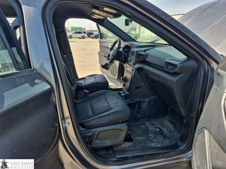 2020-ford-explorer-image-27