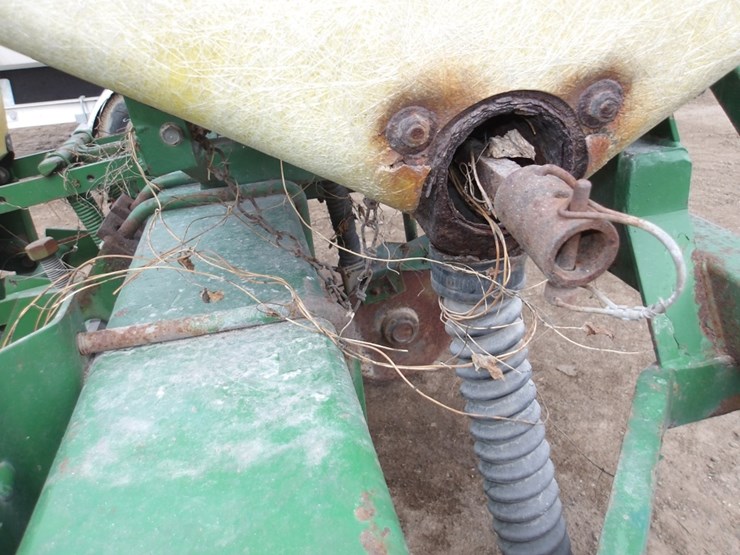 #7426-•-3pt-2-row-john-deere-planter-image-19