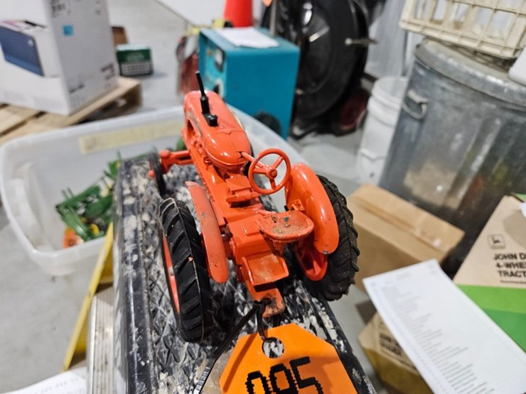 #995-•-allis-chalmers-wd-45-1/16-die-cast-toy-tractor-image-4