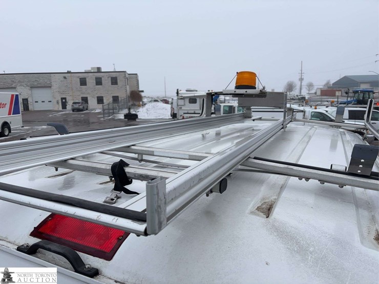 2011-ford-cargo-image-31