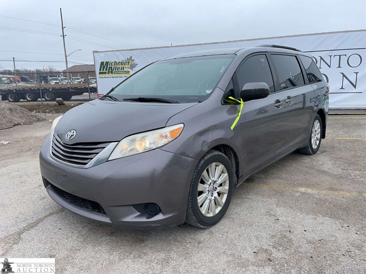 2015-toyota-sienna-image-1