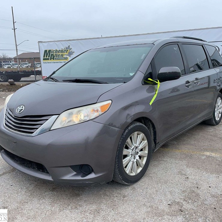 2015 TOYOTA SIENNA