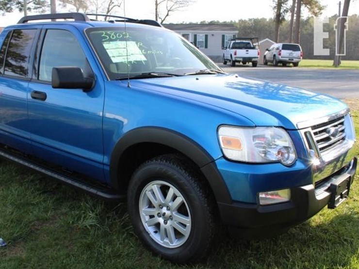 2010-ford-explorer-xlt-image-3