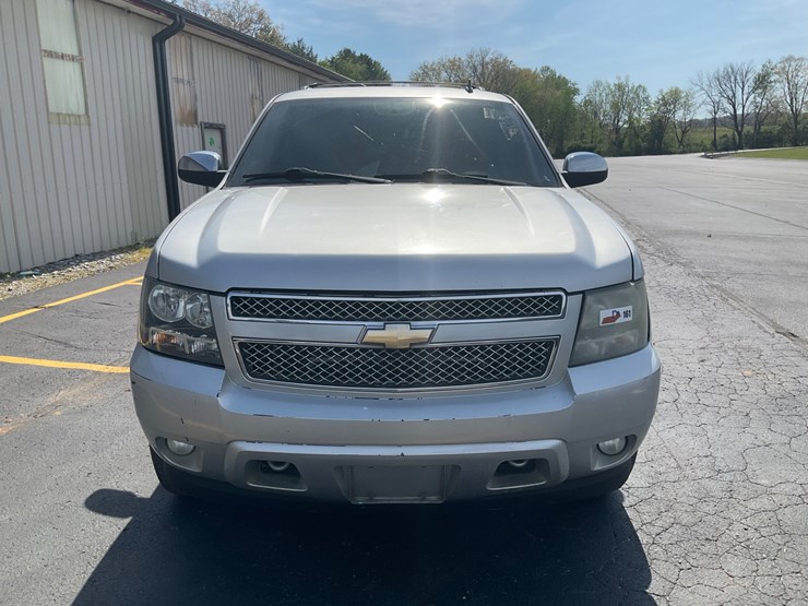 2011-chevrolet-tahoe-image-2