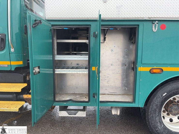 2011-freightliner-m2-106-image-10