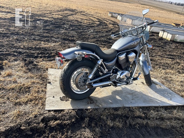 2005-suzuki-boulevard-s83-image-3