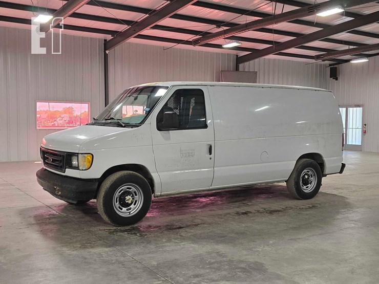 2005-ford-e150-image-1