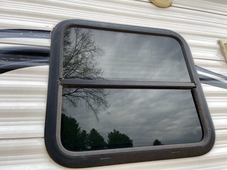 #201-•-2014-palomino-puma-253-fbs-27'-fifth-wheel-camper-(has-wi-title)-image-24