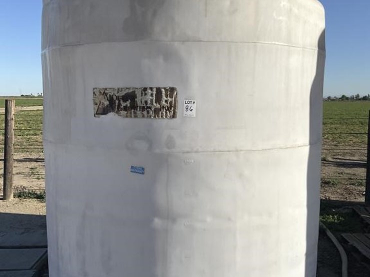 2800g-upright-poly-tank-image-1