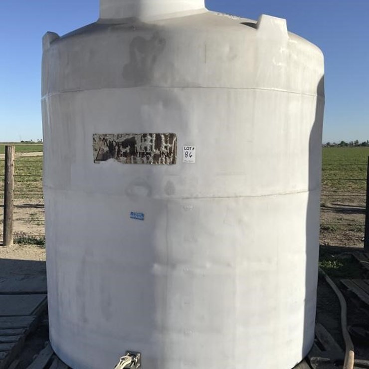 2800g Upright Poly Tank