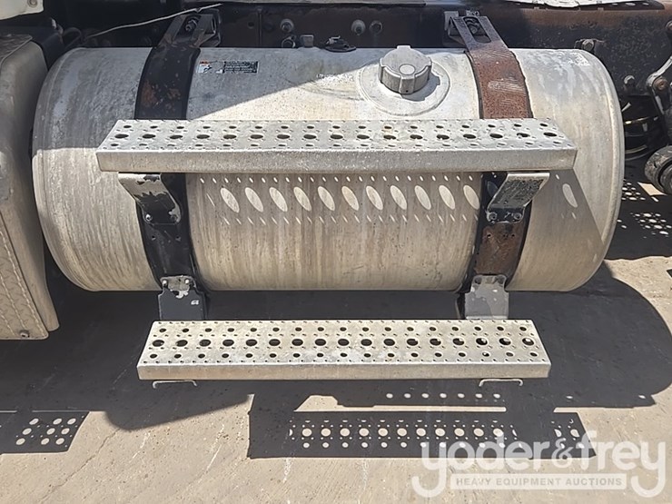 2011-freightliner-cascadia-125-image-50