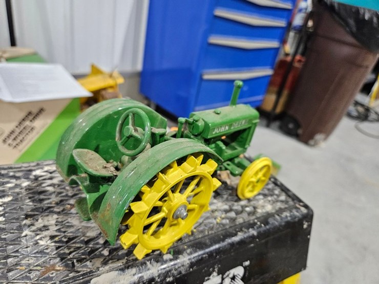#987-•-john-deere-model-b-1/16-die-cast-toy-tractor-image-4