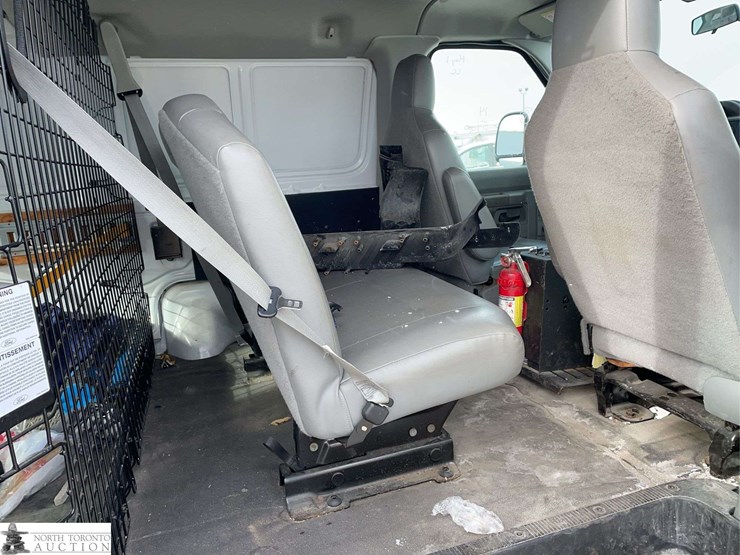 2014-ford-cargo-image-15