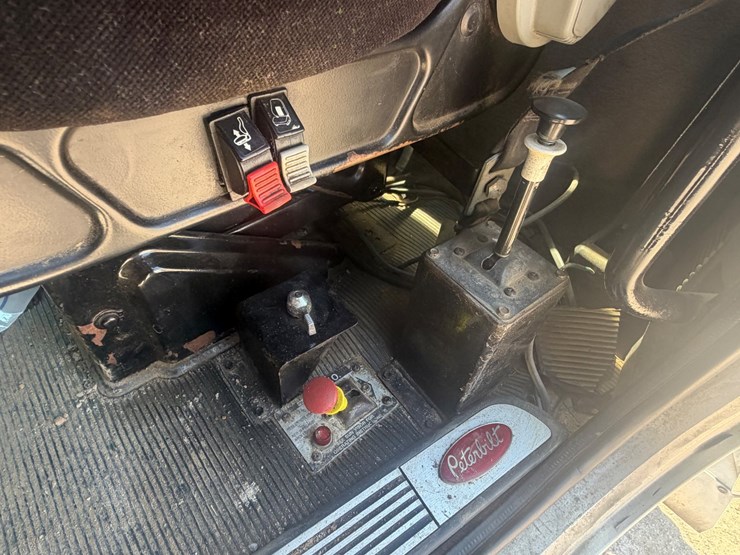 2009-peterbilt-367-image-43