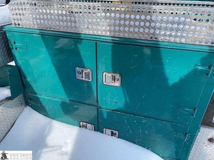 2010-freightliner-m2-106-image-40