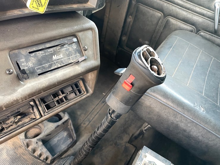 #401-•-1991-mack-rb688s-dump-truck-(has-mn-title)-image-70