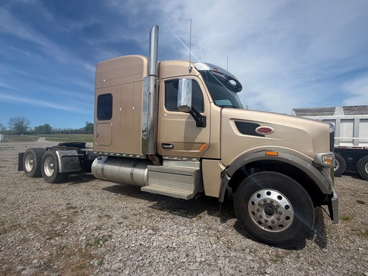 2019-peterbilt-567-image-2
