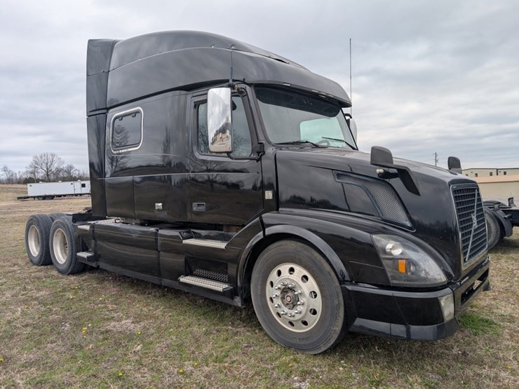 #31951-•-2015-volvo-vnl-tandem-axle-truck-tractor-image-2