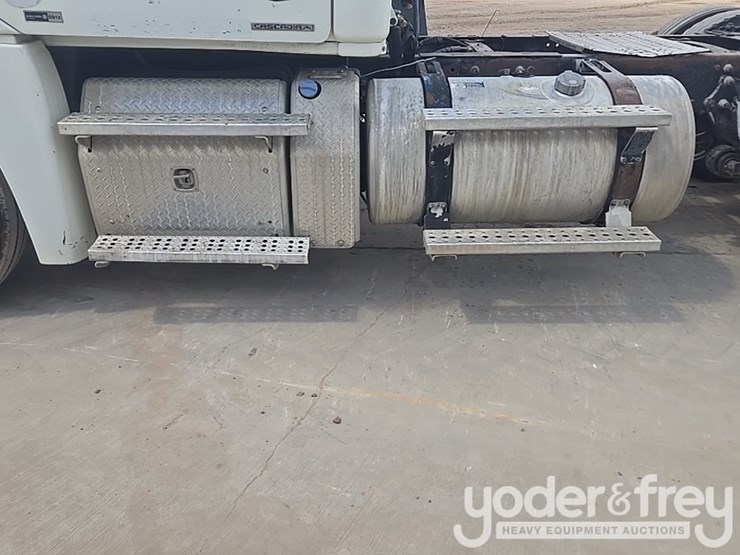 2011-freightliner-cascadia-125-image-52