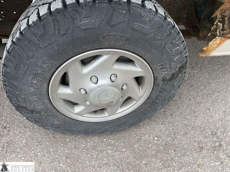 2010-ford-cargo-image-21