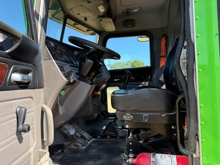 2020-peterbilt-367-image-9