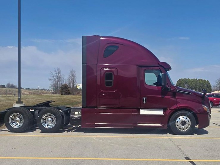 2021-freightliner-cascadia-126-image-2