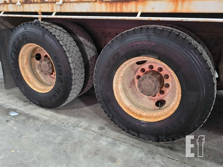 2012-freightliner-m2-106-image-39