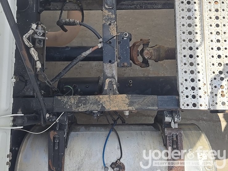 2011-freightliner-cascadia-125-image-38