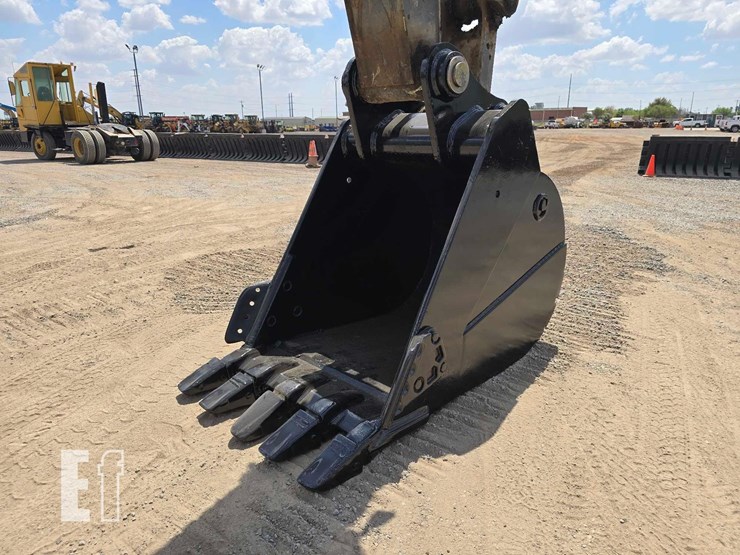 2018-deere-250g-lc-image-9