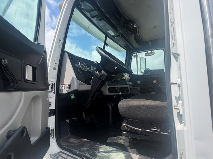 2022-western-star-4700-image-11