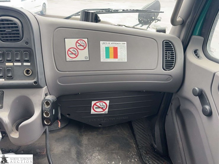 2012-freightliner-m2-106-image-27