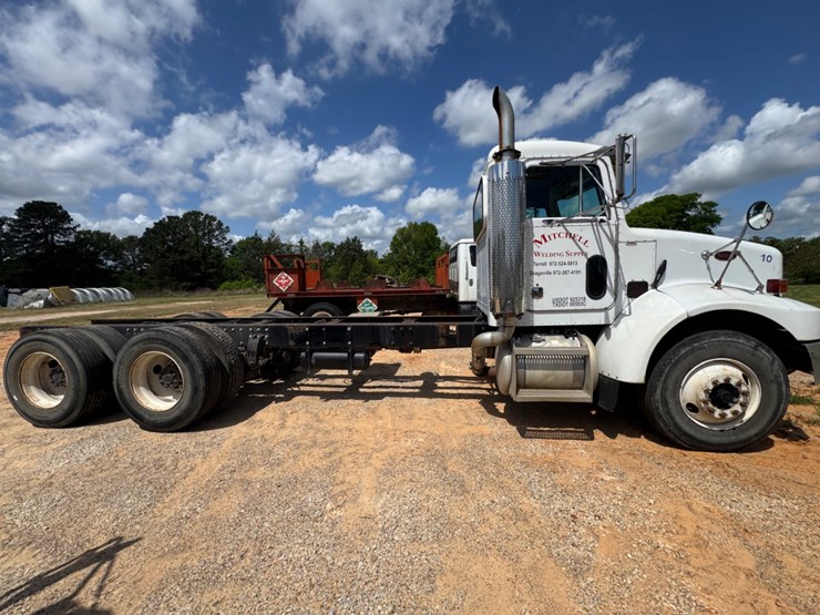 2003-peterbilt-330-image-4
