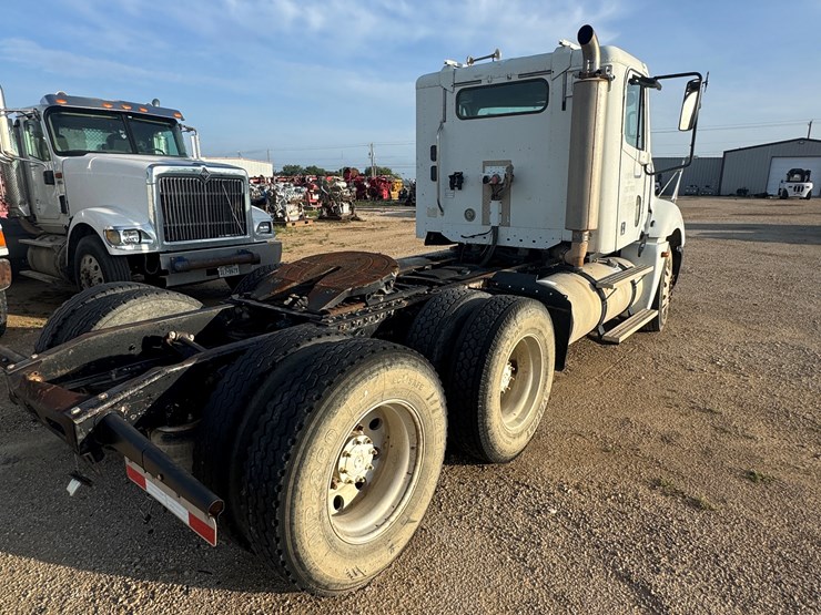 2005-freightliner-columbia-120-image-3