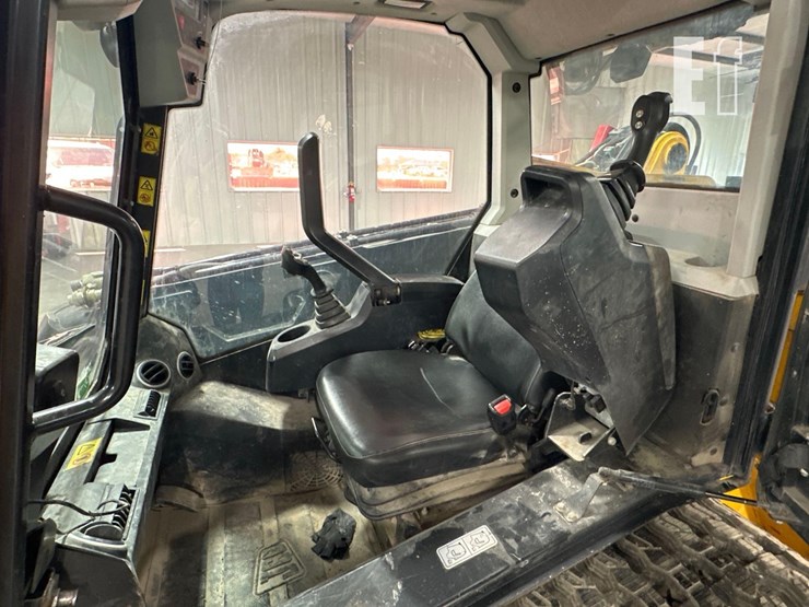 2021-jcb-3ts-8t-image-14