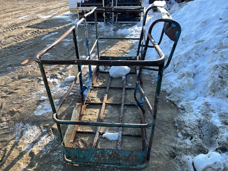 #3943-•-used-man-lift-basket-image-5