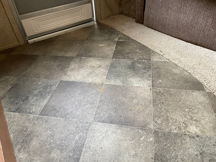 #201-•-2014-palomino-puma-253-fbs-27'-fifth-wheel-camper-(has-wi-title)-image-80