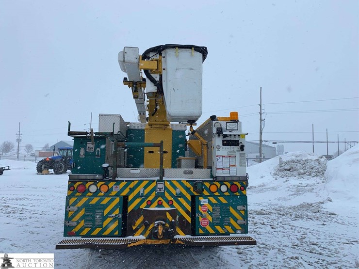 2011-freightliner-m2-106-image-5