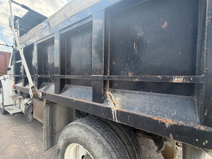 2020-freightliner-m2-106-image-6