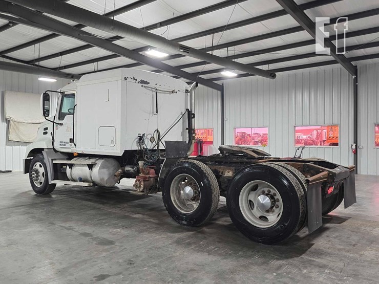 2004-mack-vision-cx613-image-4