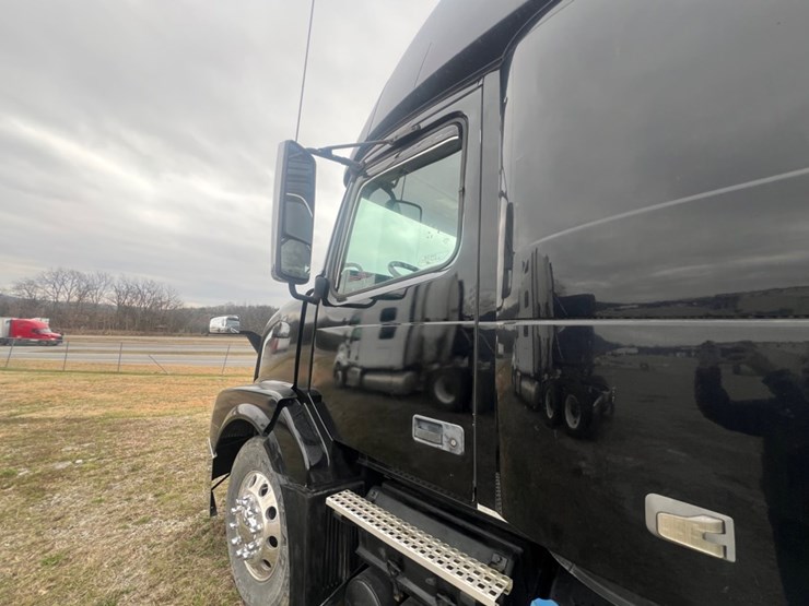 #31955-•-2012-volvo-vnl-tandem-axle-truck-tractor-image-8