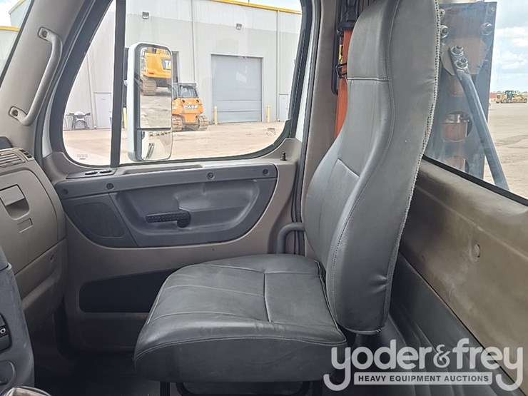 2011-freightliner-cascadia-125-image-82