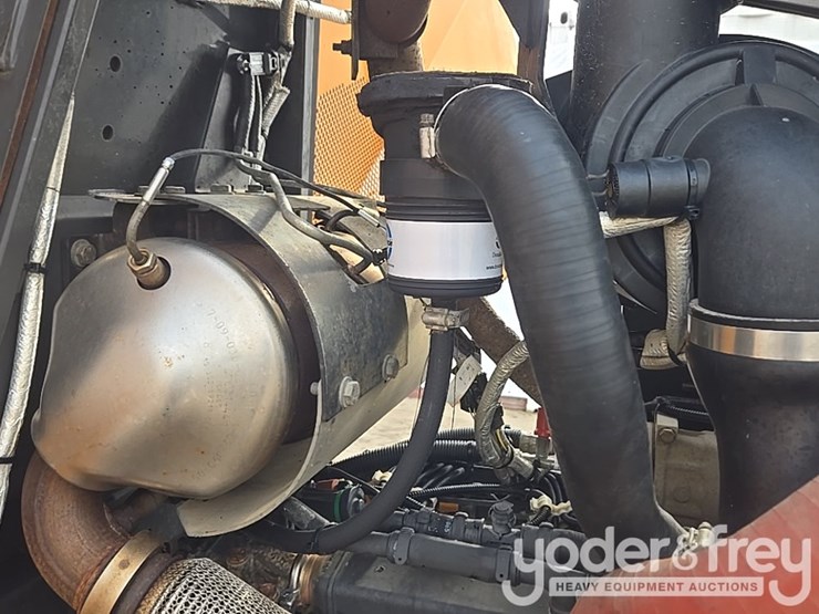 2016-case-750m-image-50