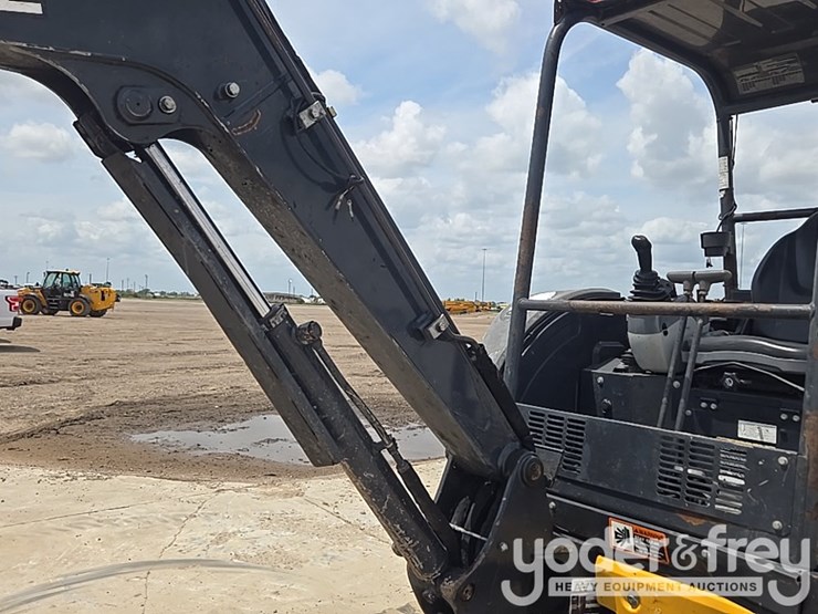 2022-deere-26g-image-32