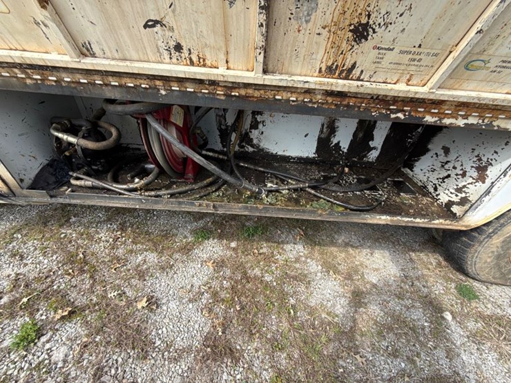 #31721-•-1989-mack-r690t-single-axle-fuel-truck-image-17