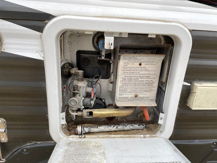 #201-•-2014-palomino-puma-253-fbs-27'-fifth-wheel-camper-(has-wi-title)-image-23